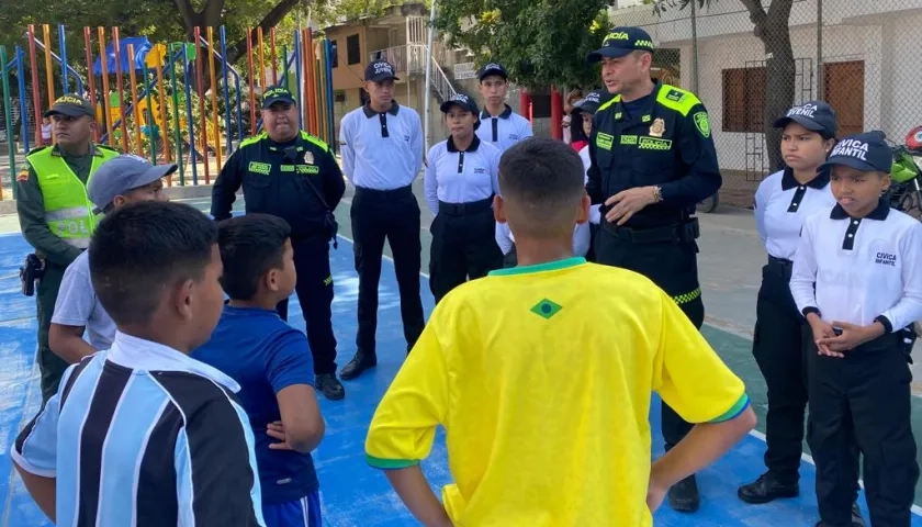 Policía socializa el decreto en los parques.