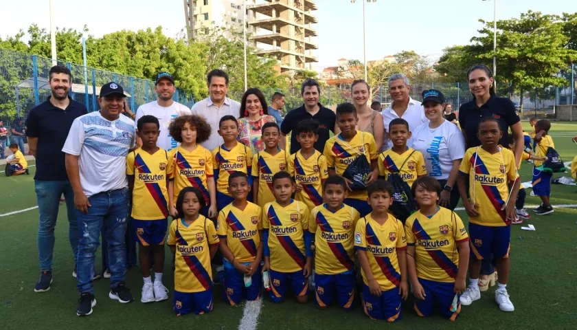 Cinco escuelas recibieron las indumentarias del equipo español.