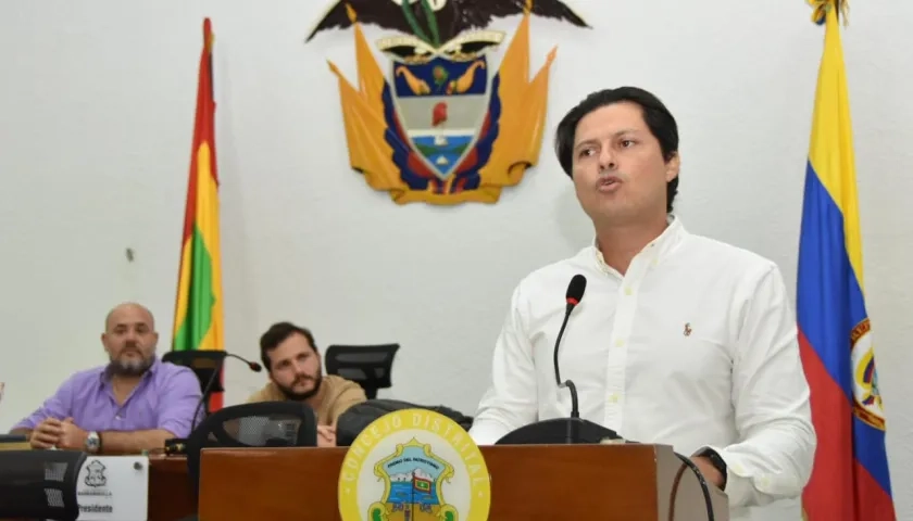 El reelegido Personero de Barranquilla, Miguel Ángel Alzate, habla ante el Concejo