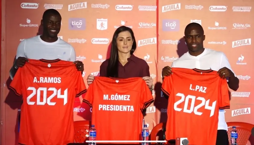 Adrián Ramos, Marcela Gómez y Luis Paz en su presentación con América de Cali. 