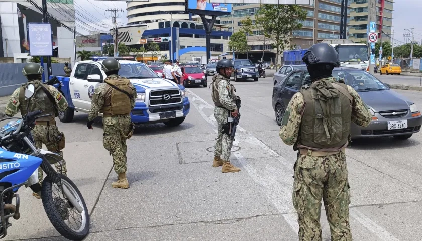 Soldados del ejército ecuatoriano vigilan el canal TC Televisión que hoy fue visitado por el presidente Daniel Noboa