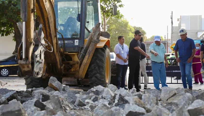 El Alcalde Alex Char y su Secretario de Infraestructura, Rafael Lafont, en el inicio de la 'Operación tapahuecos'