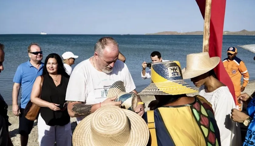 Los primeros turistas del "Emerald Azurra" son recibidos en El Cabo de la Vela