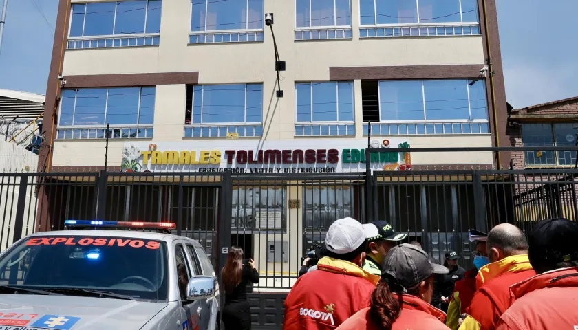 Organismos de socorro frente a la fábrica de tamales 'Eduard'