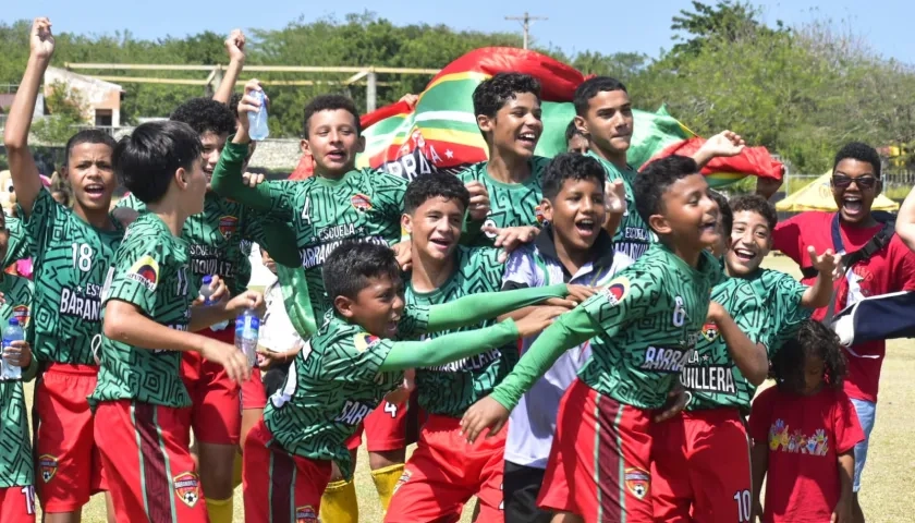 Integrantes de Academia Barranquillera festejan tras vencer por tiros desde el punto penal a Killa FC, en la categoría 2011.