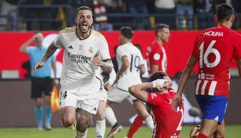 Joselu celebra el cuarto gol del Real Madrid, marcado en su propia puerta por Savic. 