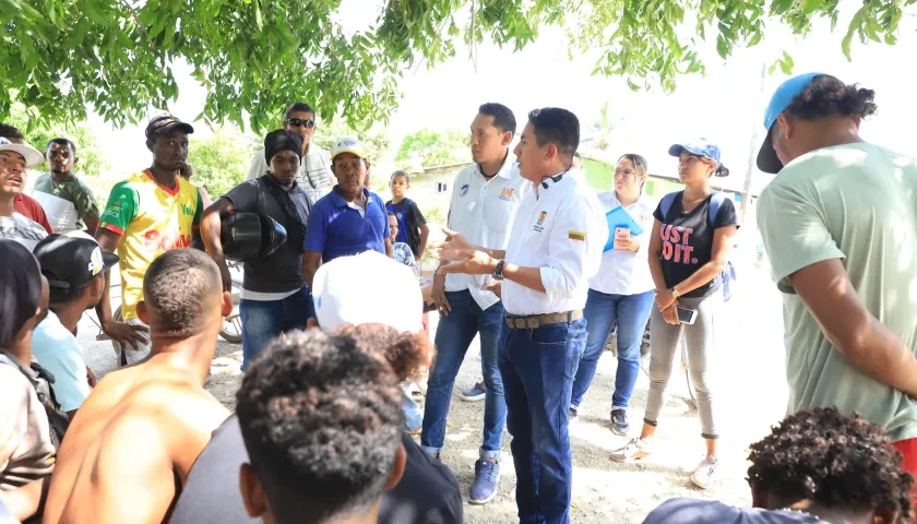 El Secretario de Movilidad de Bolívar, Gustavo Núñez, dialoga con la comunidad de Sincerín