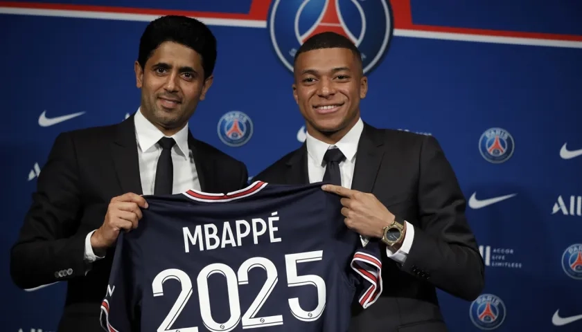 Nasser Al Khelaifi y Kylian Mbappé cuando anunciaron la última renovación del futbolista. 