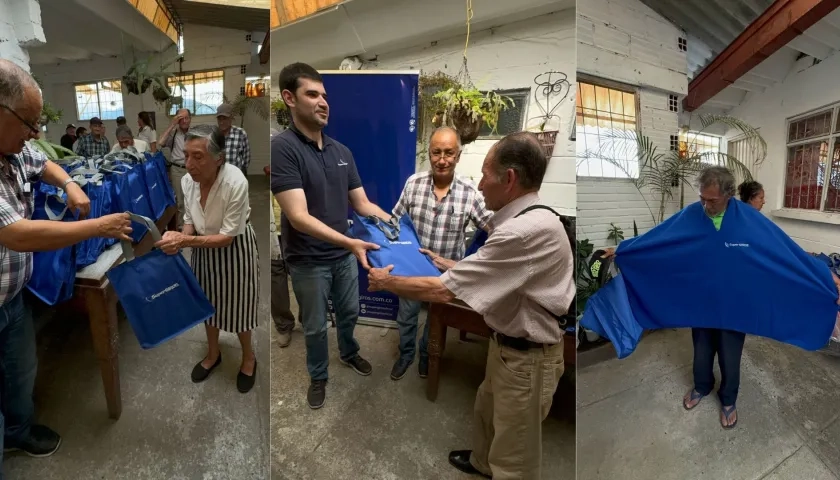 Abuelos recibiendo su ruana en Caldas.