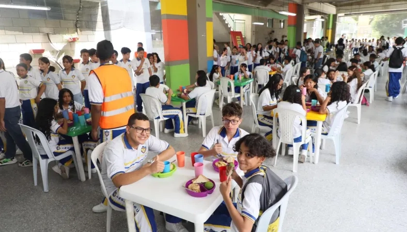 Alcalde Alejandro Char visitó la Institución Educativa Distrital María Cano.