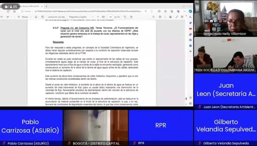 Abogado cuando se bañaba en plena audiencia virtual. 