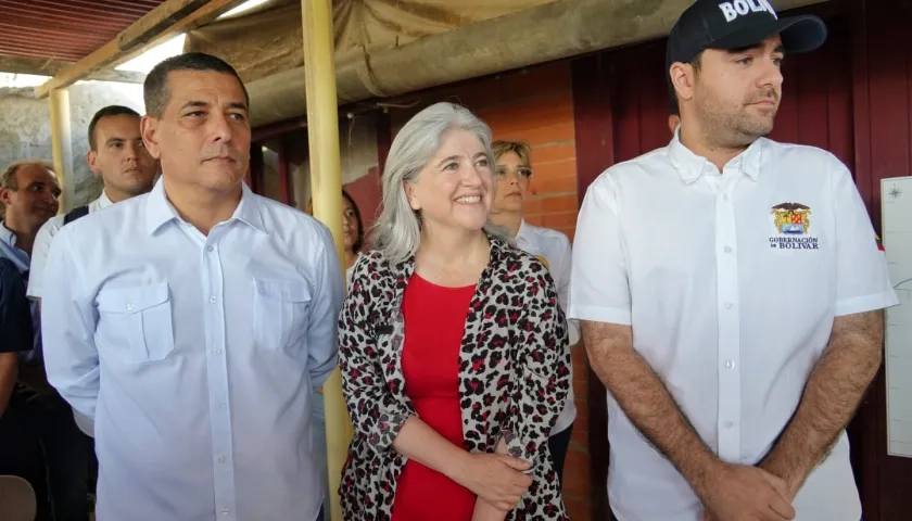 La ministra Catalina Velasco junto al alcalde Dumek Turbay y el gobernador Yamil Arana, en la visita a Bayunca.