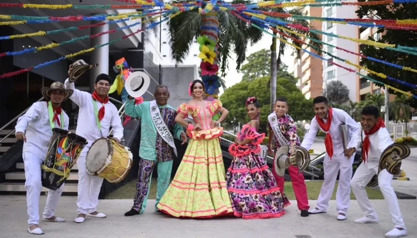 Omar Gómez, Rey Momo de Galapa, la Reina del Carnaval, Laury Ayala, y los Reyes del Carnaval de los Niños, Fadya Manzur y Samuel Salas