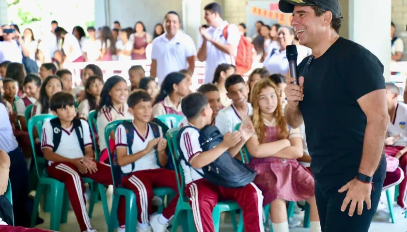 El alcalde Alex Char explicó a estudiantes de colegios distritales los alcances del programa de bilingüismo