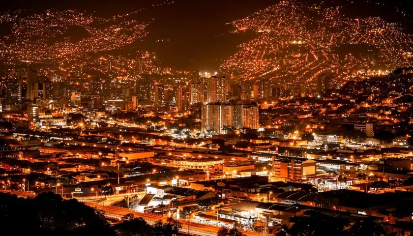 Aspecto nocturno de la ciudad de Medellín. 