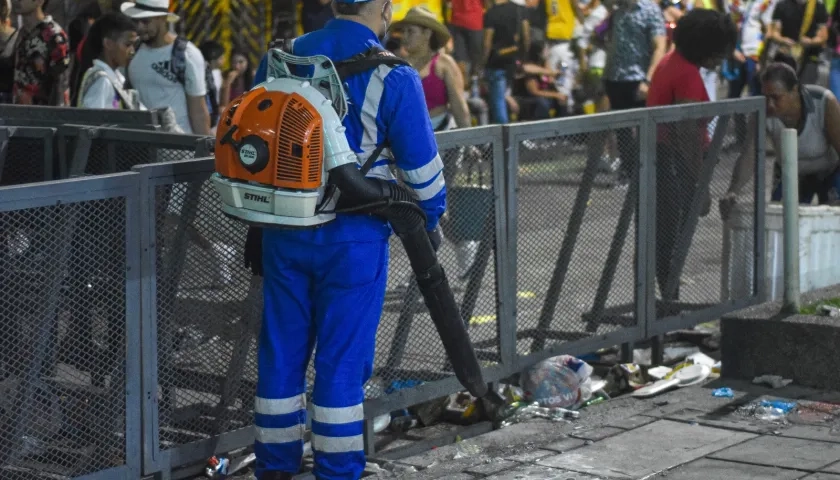 Las escobitas dividieron el trabajo en varios turnos.