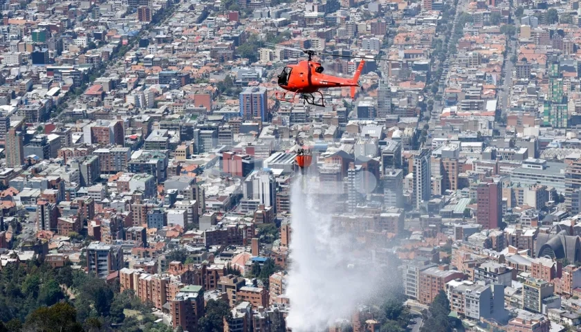 Helicóptero apagando un incendio forestal. 