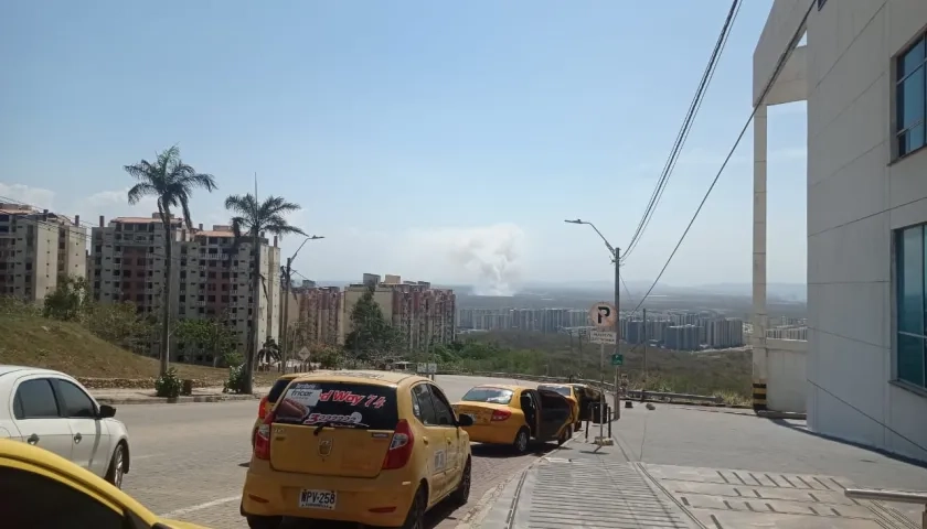 Residentes del sector reportaron tres focos de incendio. 