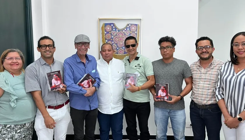 Juan Ospino, Secretario de Cultura junto a los ganadores.