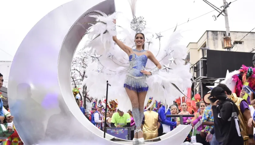 La Reina Melissa Cure con la Luna de Barranquilla a la que le cantó Esthercita Forero