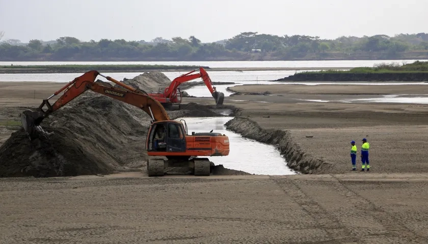 Hacen canales para que el agua llegue a las poblaciones.