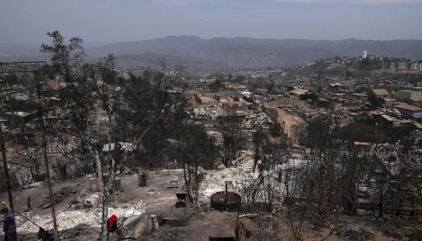 Fotografía que muestra este lunes en el sector de Achupallas, afectado por incendios forestales de Viña del Mar