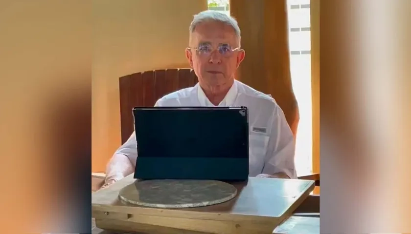 El expresidente Álvaro Uribe en el video que compartió en sus redes