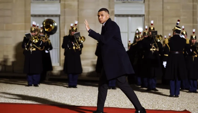 El futbolista Kylian Mbappé a su llegada a la cena con el emir de Catar.