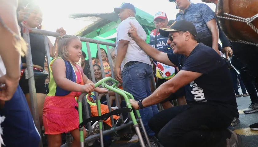 Sarita Lara, la pequeña carnavalera, junto al alcalde Alex Char