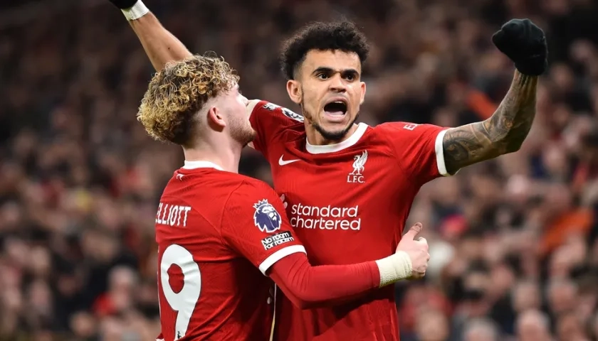 Luis Díaz festeja su gol con su compañero Harvey Elliot. 