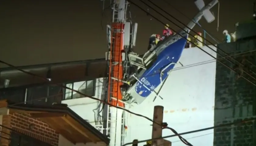 Colgado de un edificio quedó el helicóptero en el que sobrevivieron sus seis ocupantes