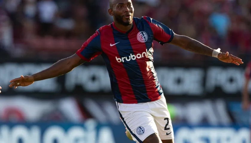 Diego Herazo celebra tras marcarle gol a Tigre. 