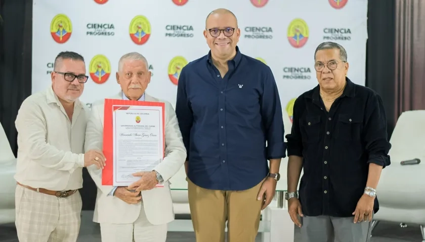 Hernando Gómez y su hijo Mauricio Gómez, el rector Mauricio Molinares y el decano Jaime De la Hoz