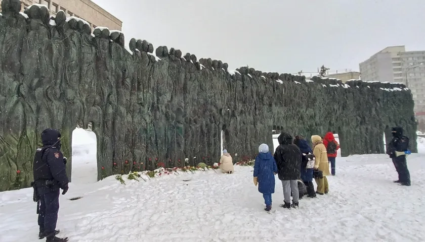 Ciudadanos depositaron ramos de flores y velas en el Muro del Dolor en Moscú por el fallecido líder opositor ruso, Alexéi Navalni