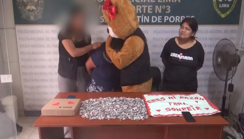 El policía encubierto con las dos capturadas