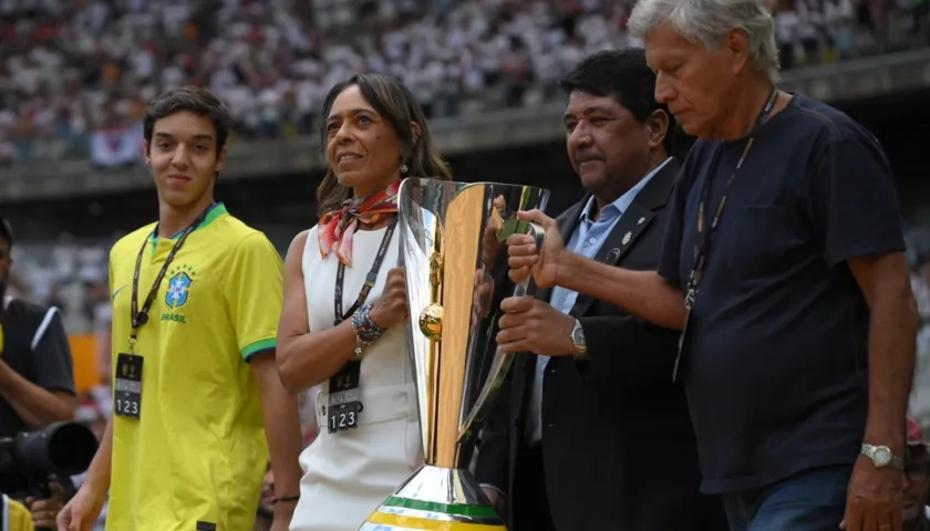 Flavia Kurtz, hija de Pelé, ingresa a la cancha con el trofeo de la Supercopa.