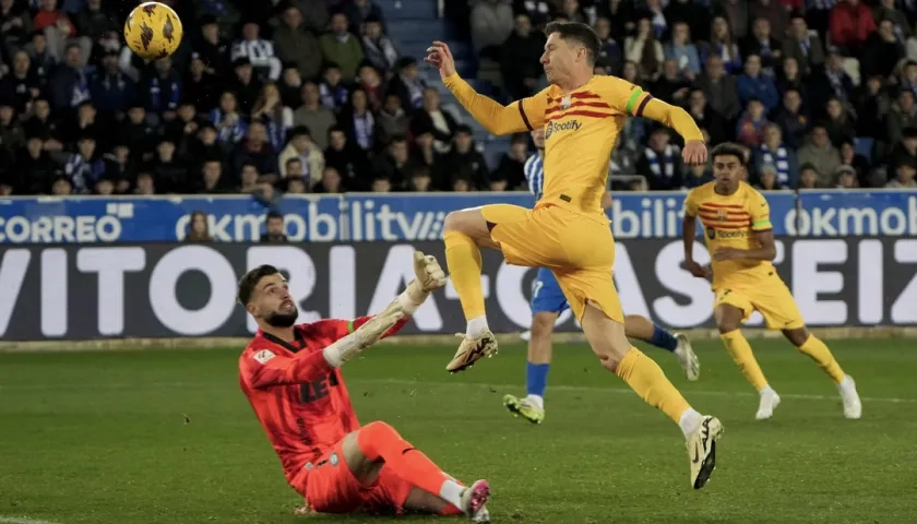 Acción en la que Robert Lewandowski marcó el primer gol del Barcelona.  