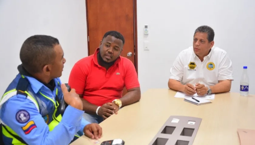 El taxista Euclides Correa con un inspector del Datt y el director, José Ricaurte