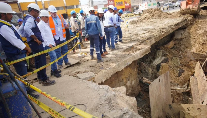 El alcalde Dumek Turbay en los terrenos que se deslizaron en el barrio Ceballos, epicentro de la emergencia por agua