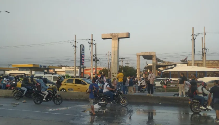 Largas filas de vehículos en la Circunvalar