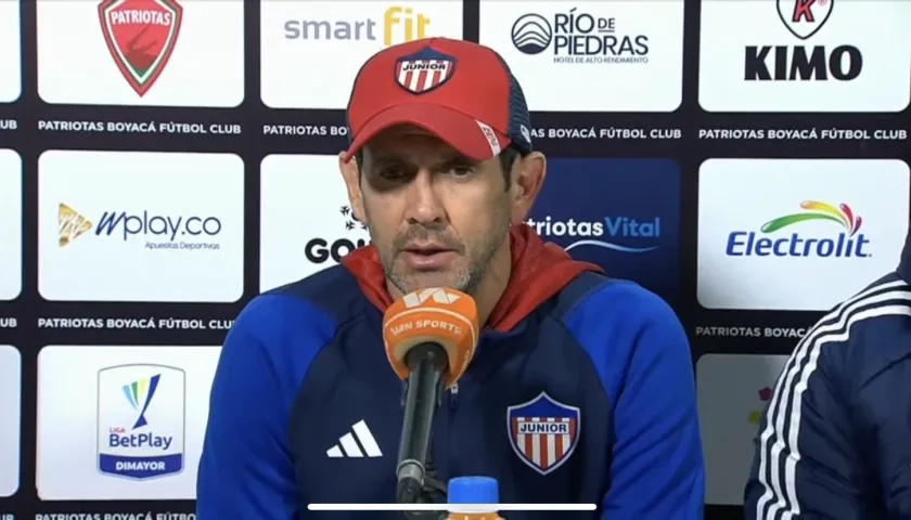 Arturo Reyes en rueda de prensa tras el partido contra Patriotas. 