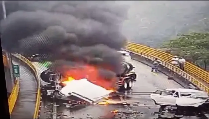 Carrotanque incendiado tras el accidente. 