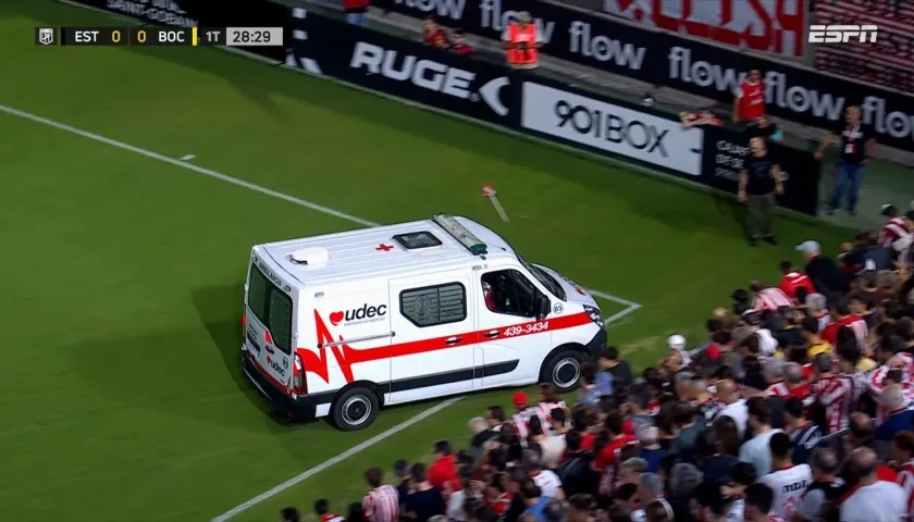 El jugador fue sacado de la cancha en una ambulancia.