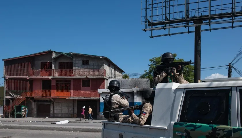 Autoridades realizando patrullajes en las calles de Haití. 