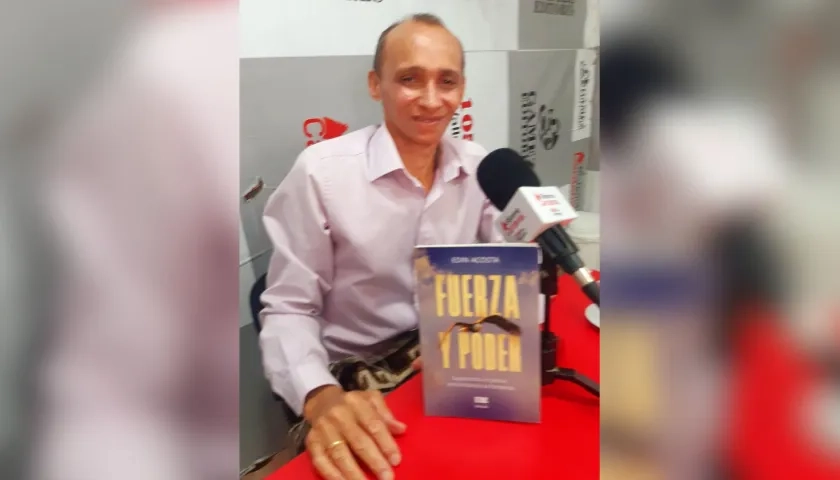 Edin Acosta con su libro 'Fuerza y poder'.