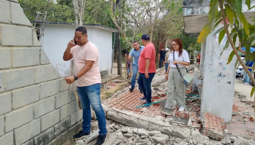 El secretario de Educación, Leyton Barrios, visitando el espacio afectado.