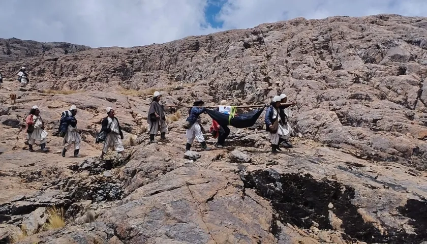 Los arhuacos convirtieron una hamaca en una camilla improvisada para trasladar al parapentista herido.