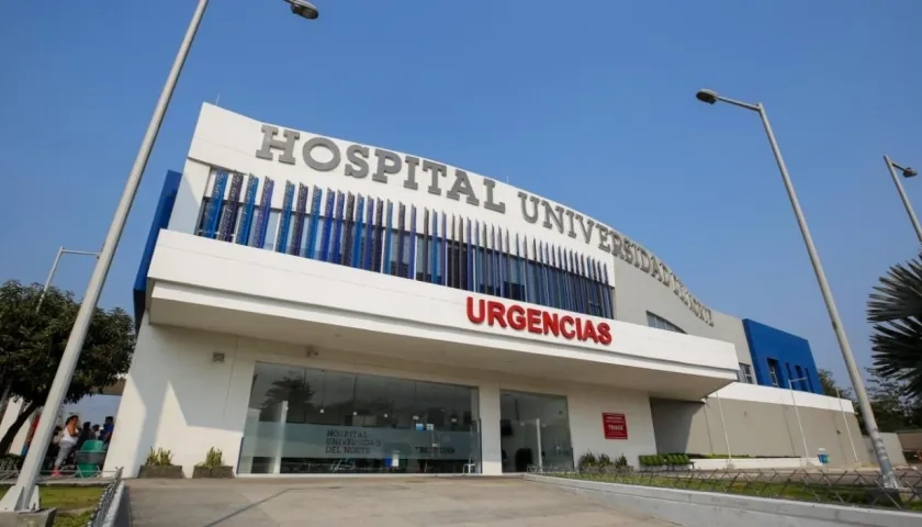 La mujer recibe atención médica en el Hospital Universidad del Norte. 