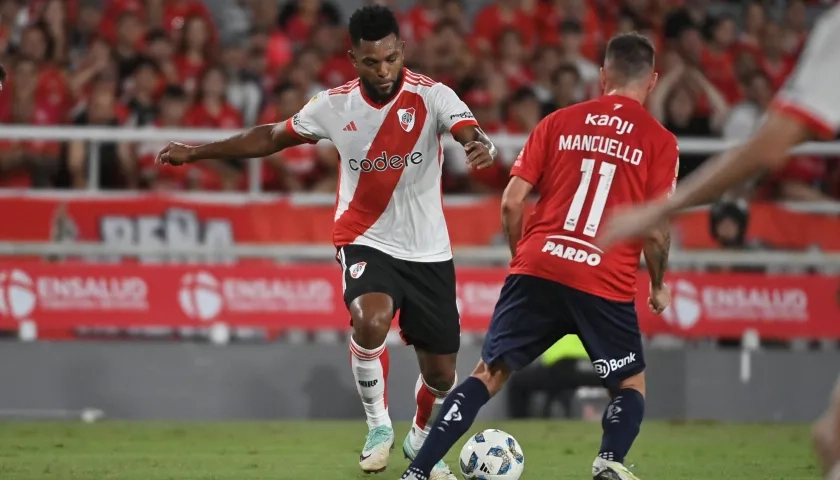 Miguel Borja se apresta a rematar para marcar el gol ante Independiente. 