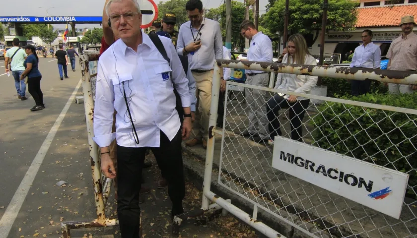 Peter Wagner, jefe del Servicio de Instrumentos de Política Exterior recorre el Puente Simón Bolívar.